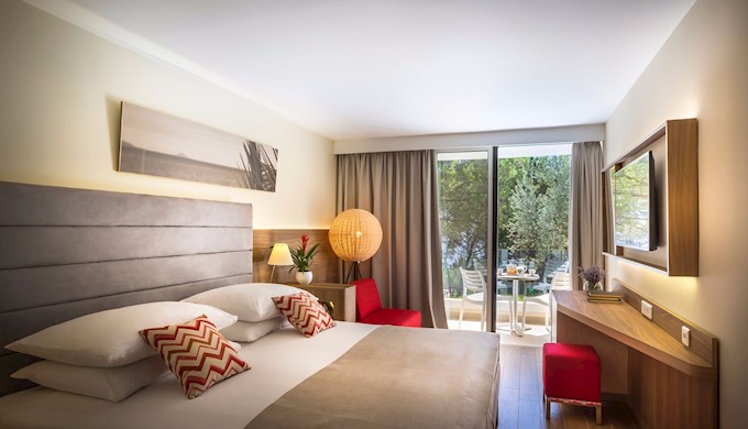Girandella_Family-Ulika_Family-Teens-Room-with-balcony,-seaview_1.jpg