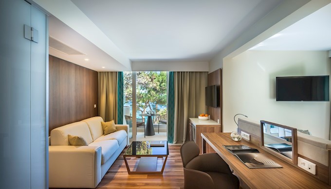 V-level_vila-u-Girandelli_Junior-suite,-seaview_1.jpg