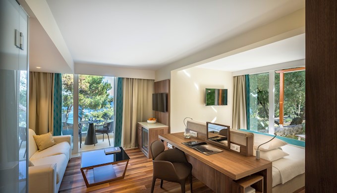 V-level_vila-u-Girandelli_Junior-suite,-seaview_6.jpg