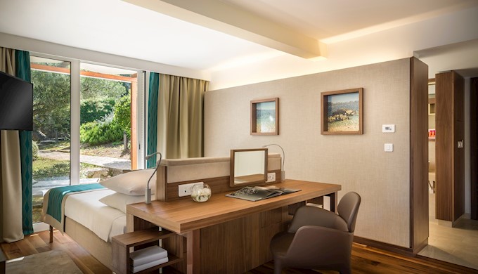 V-level_vila-u-Girandelli_Junior-suite,-seaview_3.jpg