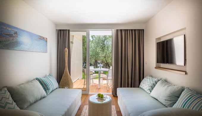 Bellevue_Albona-Annex-A-_Standard-Family-Room-with-balcony_sea-view_1.jpg