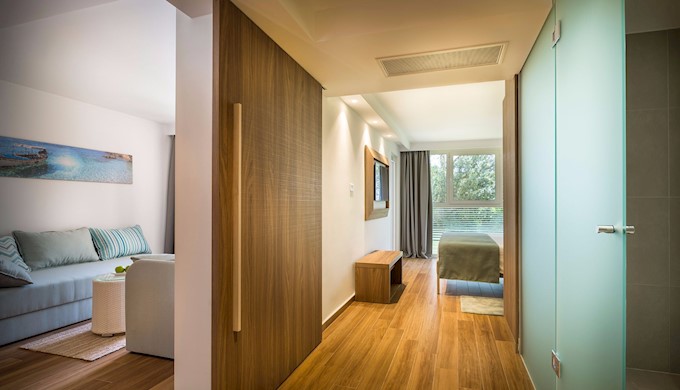 Bellevue_Albona-Annex-A-_Standard-Family-Room-with-balcony_sea-view_7.jpg
