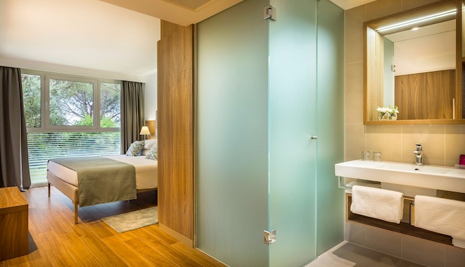 Bellevue_Albona-Annex-A-_Standard-Family-Room-with-balcony_sea-view_8.jpg