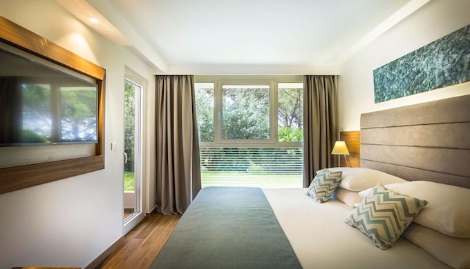 Bellevue_Albona-Annex-A-_Standard-Family-Room-with-balcony_sea-view_9.jpg