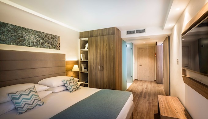 Bellevue_Albona-Annex-A_Standard-Family-Room-with-balcony_sea-view_10.jpg