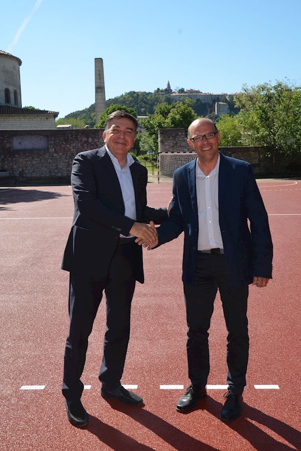 Tulio Demetlika i Sandi Sinožić na otvorenju dječjeg igrališta.jpg