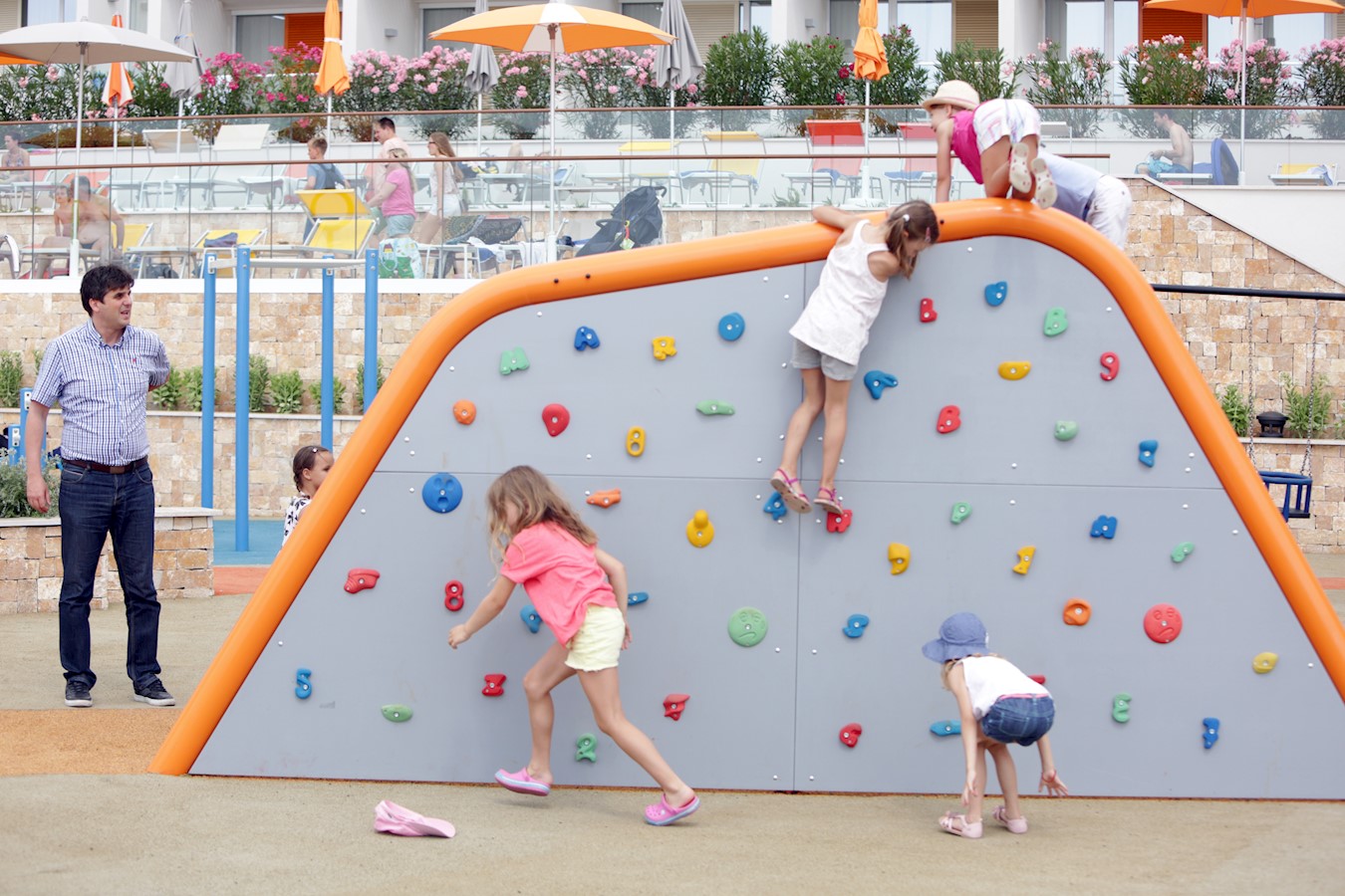 Gradonacelnik i djeca u igri.jpg