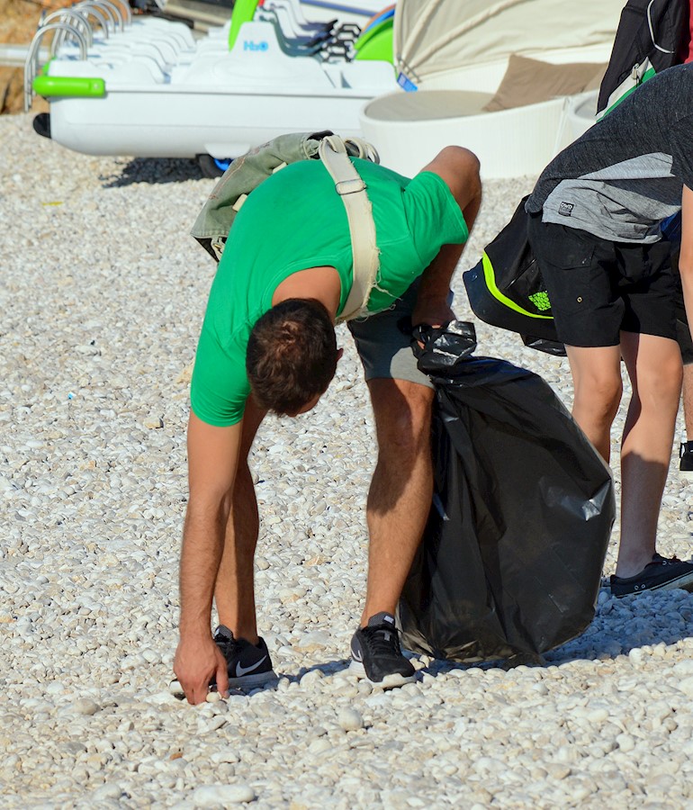 RK Mladi rudar_ciscenje plaze_1.JPG