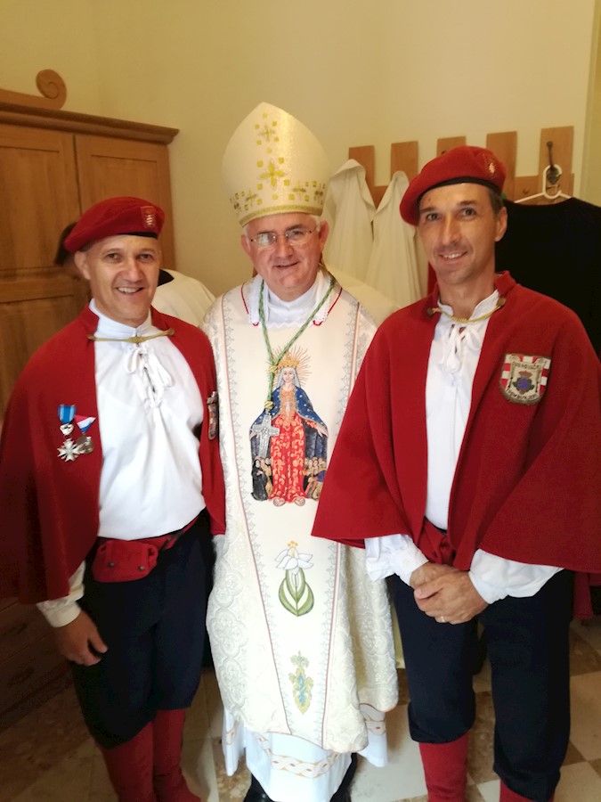 Trombunjeri s dubrovackim biskupom Matom Uzinicem.jpg