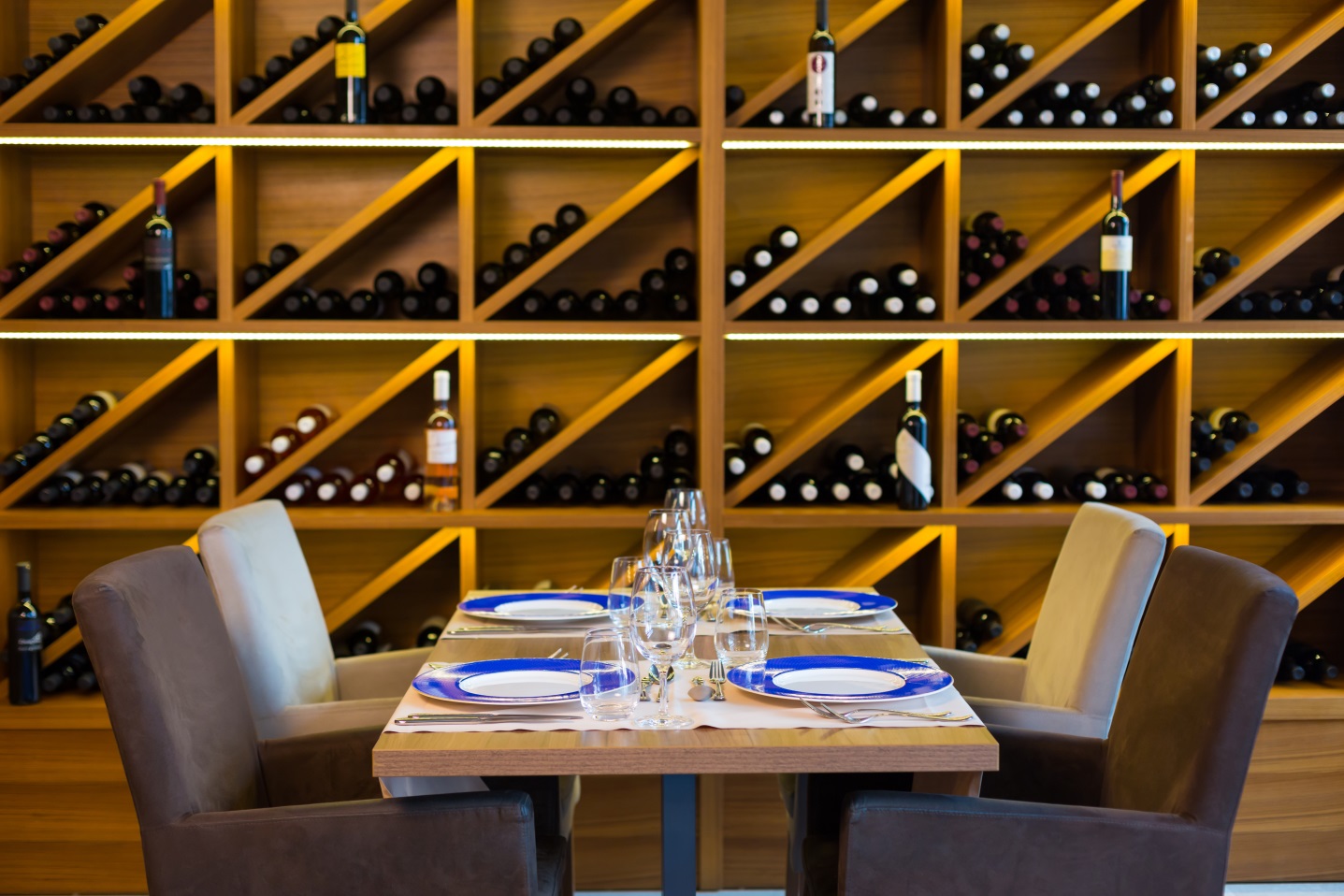 Spinaker Restaurant_9.jpg