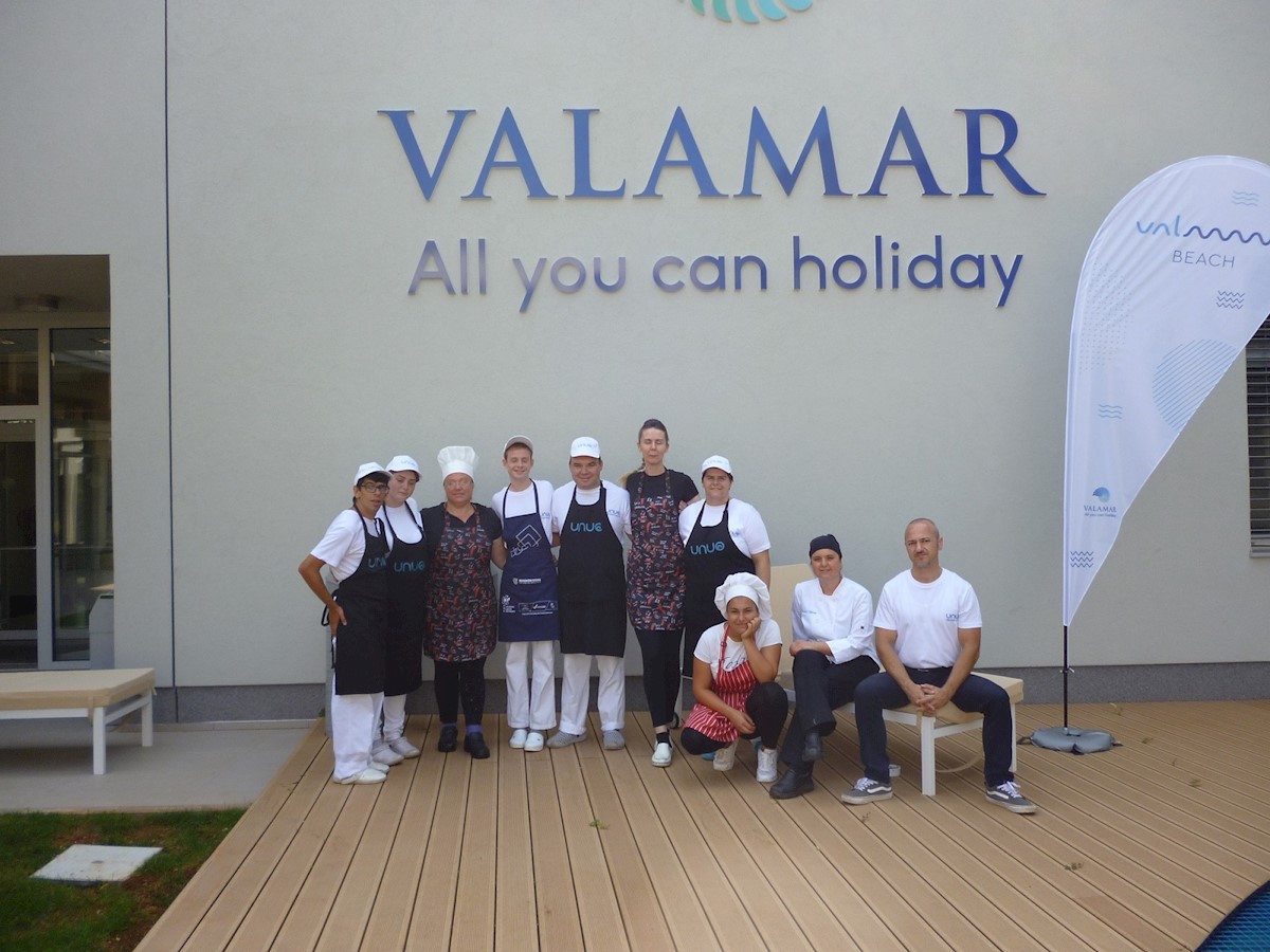 Udruga UNUO i osoblje restorana u Valamarovoj Upravnoj zgradi u Poreču_atrij.JPG