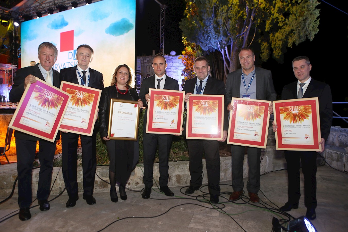 Predstavnici Valamar Riviere s priznanjima.jpg