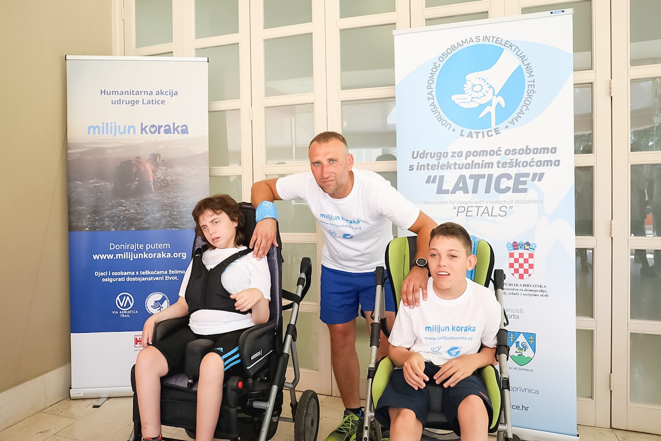 Mario Carek s štićenicima udruge Latice.jpeg