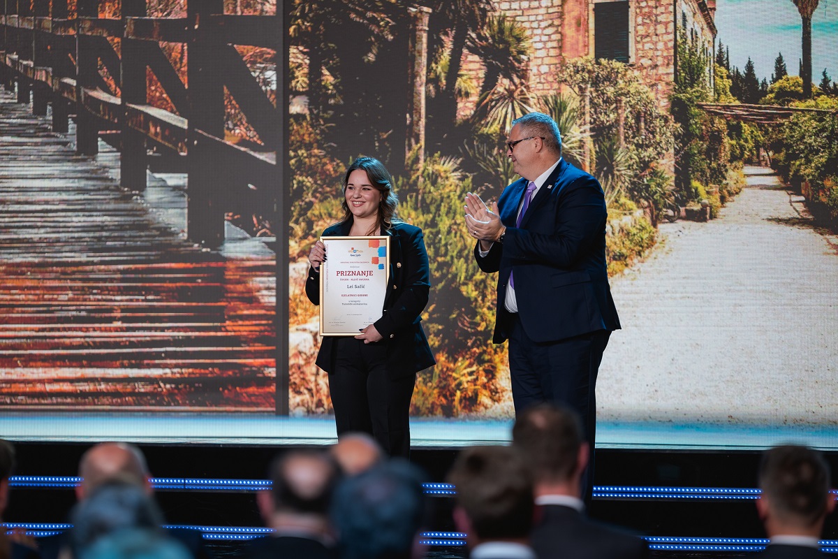 Lea Sačić, Maro specijalist - animator specijalist u Lanterna Premium Camping Resortu.jpg